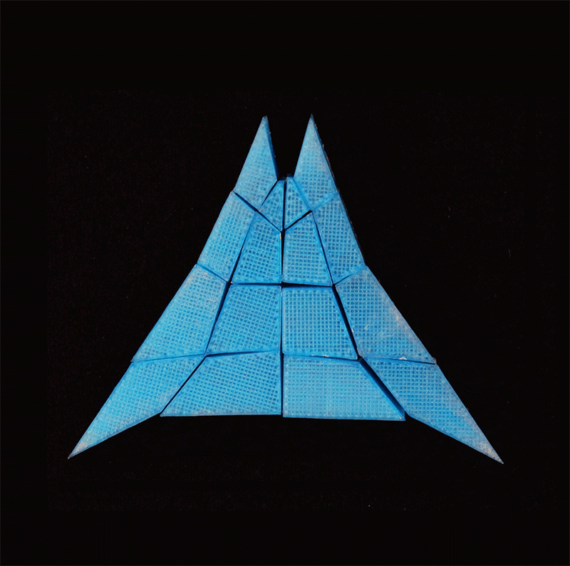 Varias formas poligonales azules se reorganizan de un triángulo a una forma de corazón, sobre un fondo negro